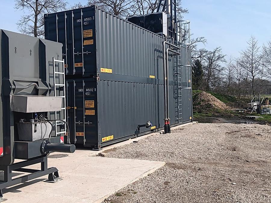 Aufgabestation mit Trichter vor dem Feuerungscontainer