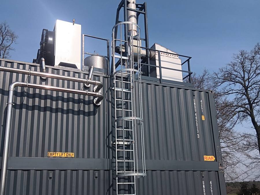 Containerfront mit Kamin, Steigleiter und Aufbauten